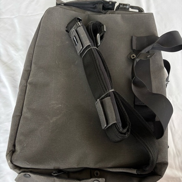 PacSafe Gray Briefcase InstaSafe Series w/RFID - Picture 7 of 16